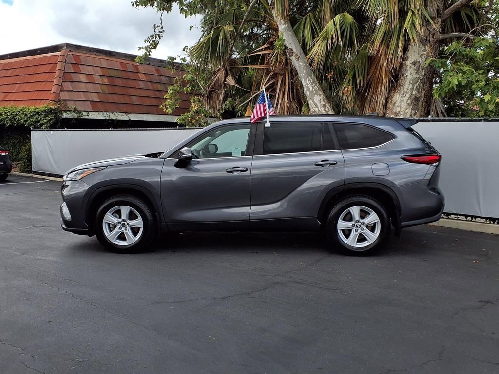 Used 2023 Toyota Highlander L image 3