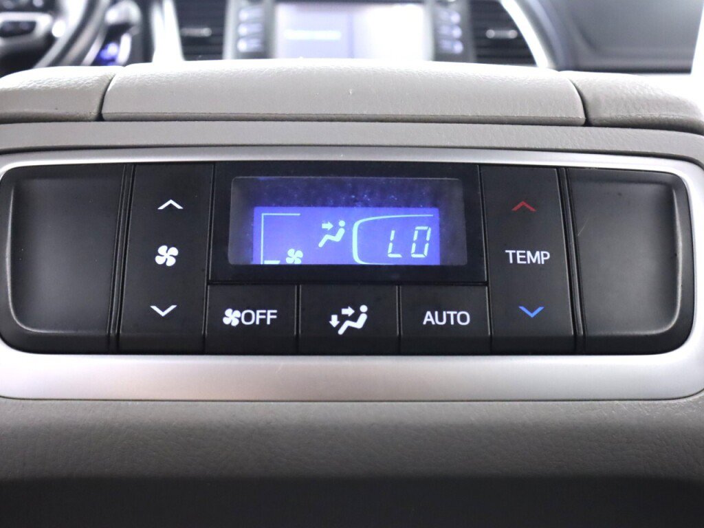 Used 2019 Toyota Highlander Plus AWD/4WD image 30