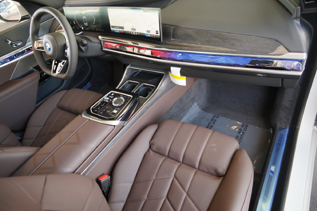 New 2026 BMW 750e xDrive w/ Premium Package AWD/4WD image 15