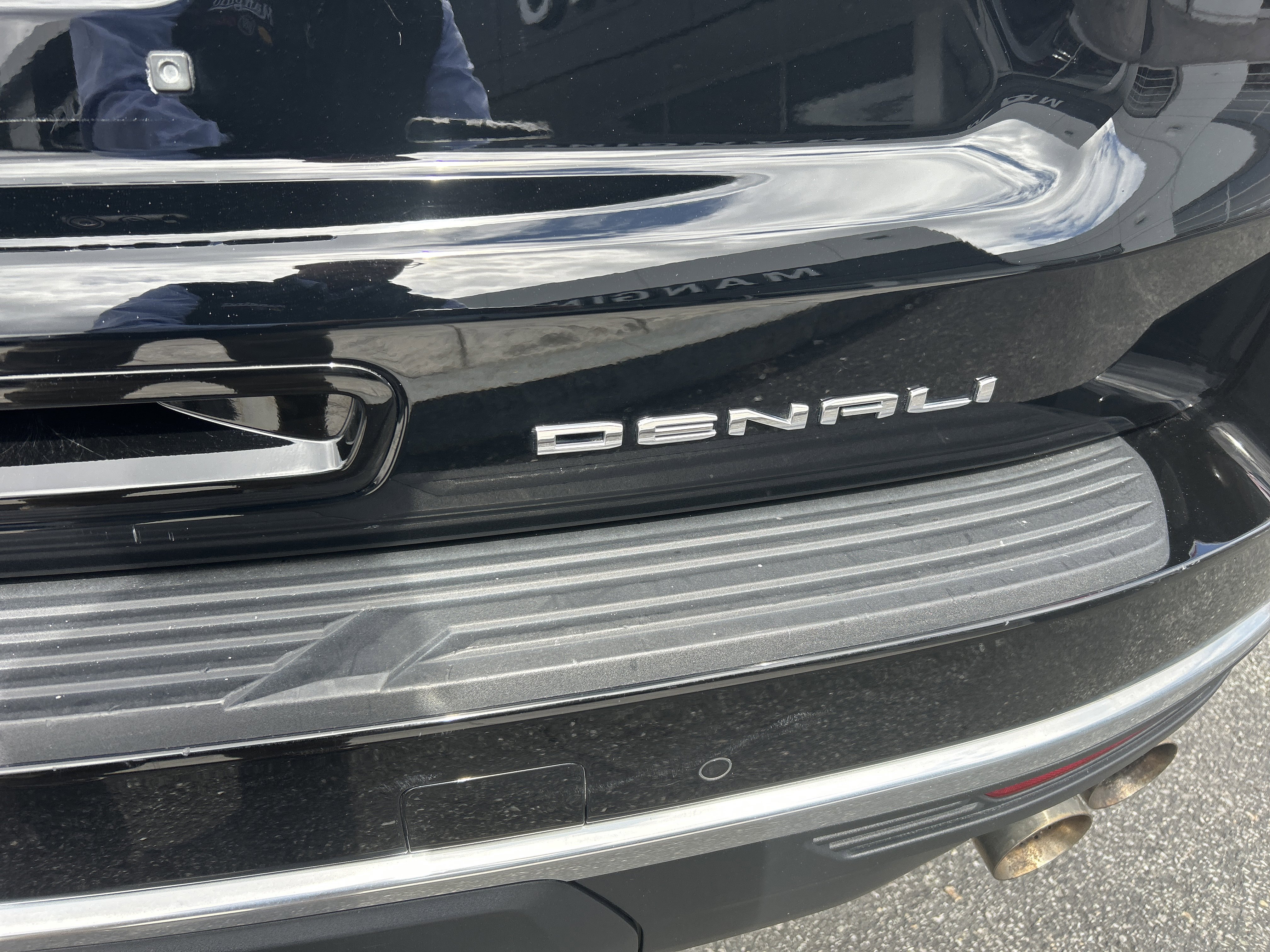 Used 2021 GMC Yukon Denali w/ Denali Premium Package image 9