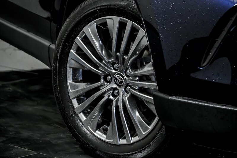 Used 2024 Toyota Venza XLE AWD/4WD image 3