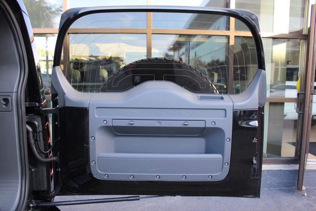 Used 2022 Land Rover Defender 110 X-Dynamic HSE image 38