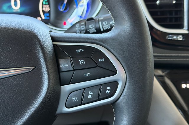 Used 2024 Chrysler Pacifica Limited FWD image 31