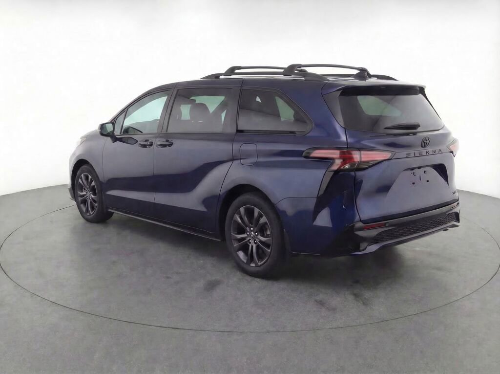 Used 2025 Toyota Sienna XSE w/ XSE Plus Package image 5