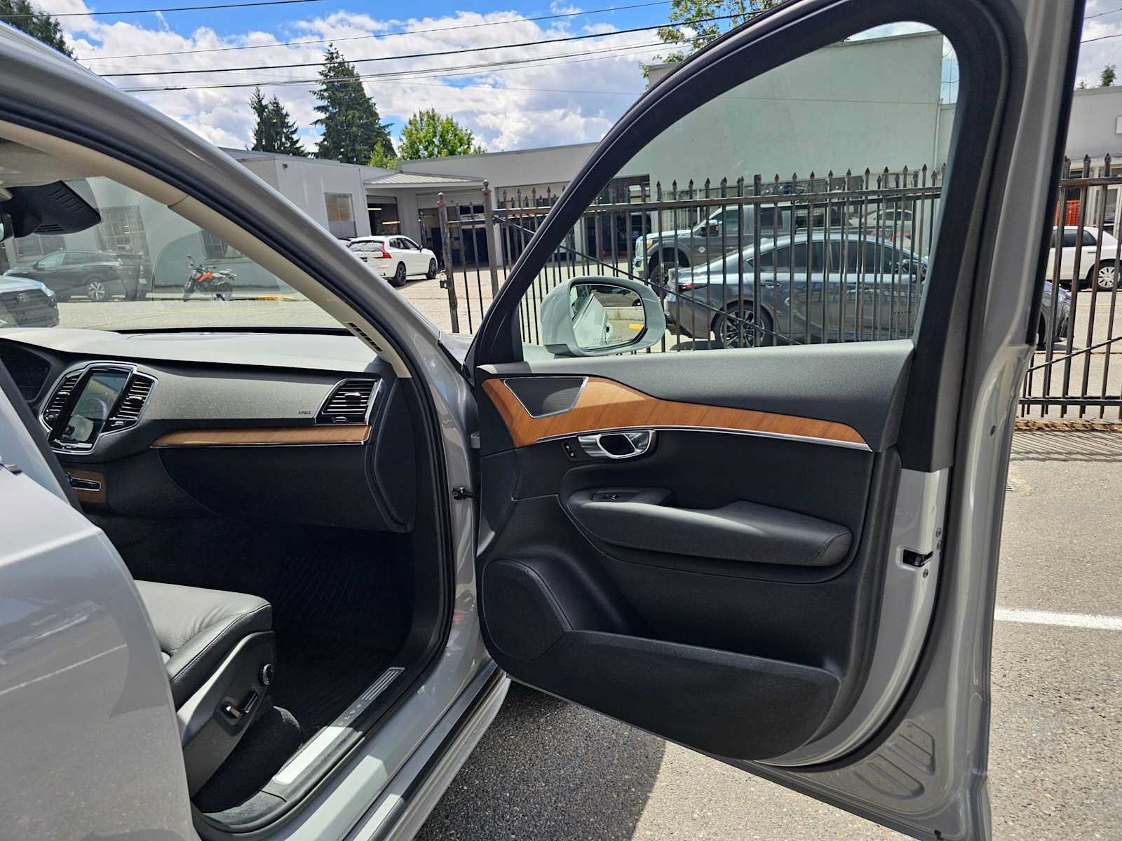 Certified 2025 Volvo XC90 T8 Plus w/ Protection Package Premier AWD/4WD image 10