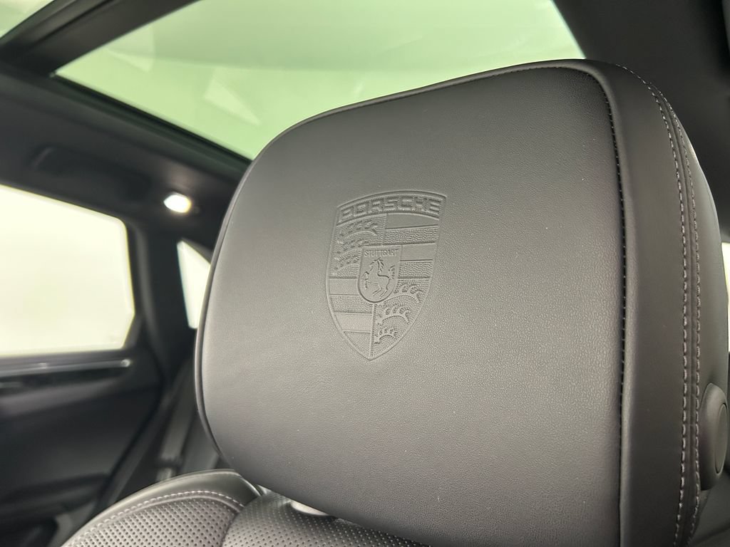 Certified 2025 Porsche Macan AWD/4WD image 15