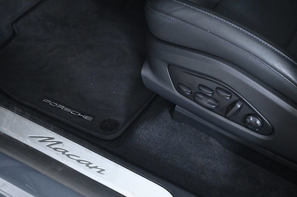 Certified 2025 Porsche Macan Electric image 27