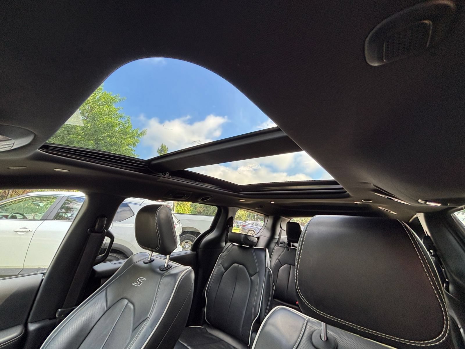 Used 2025 Chrysler Pacifica Limited FWD image 31