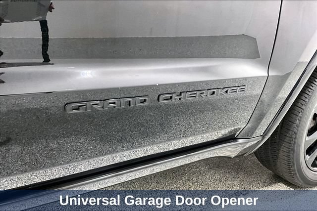 Used 2020 Jeep Grand Cherokee Altitude AWD/4WD image 32