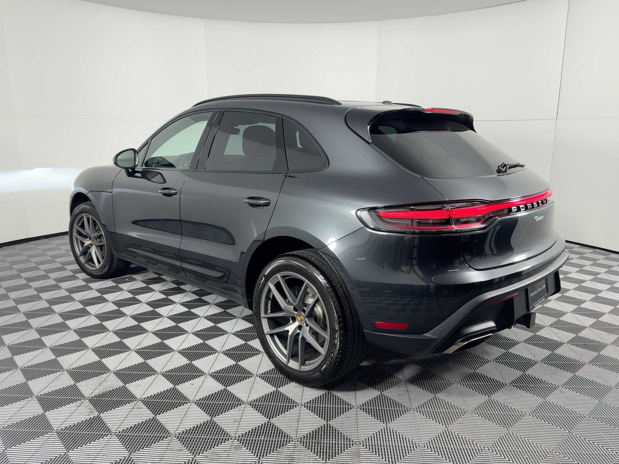 Used 2025 Porsche Macan AWD/4WD image 3
