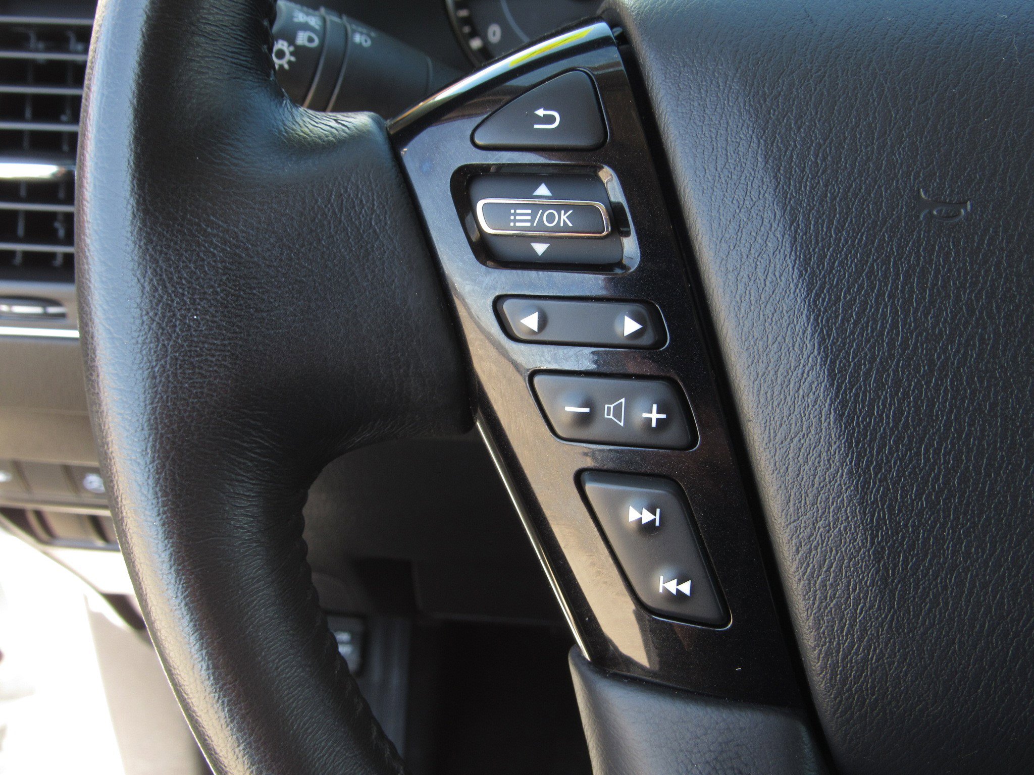 Used 2024 Nissan Armada SL image 28