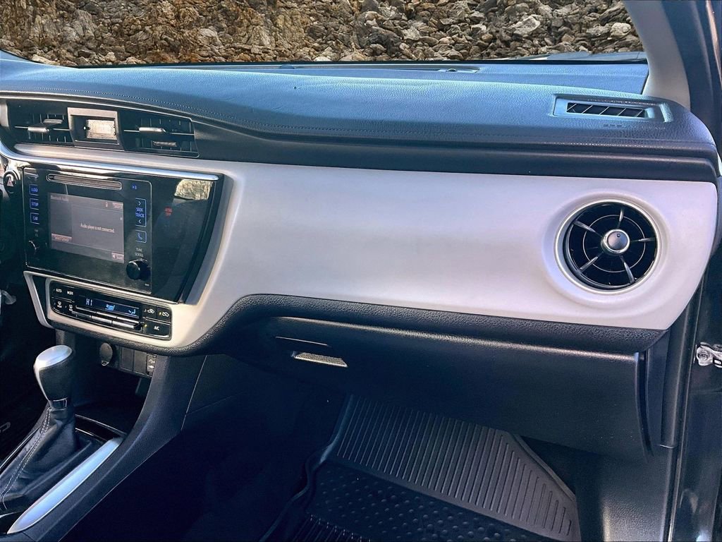 Used 2018 Toyota Corolla LE image 14