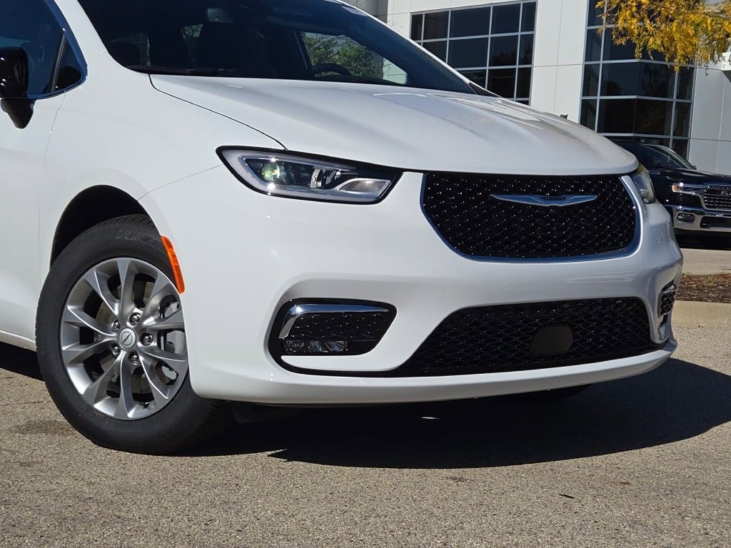 New 2026 Chrysler Pacifica Select video 2