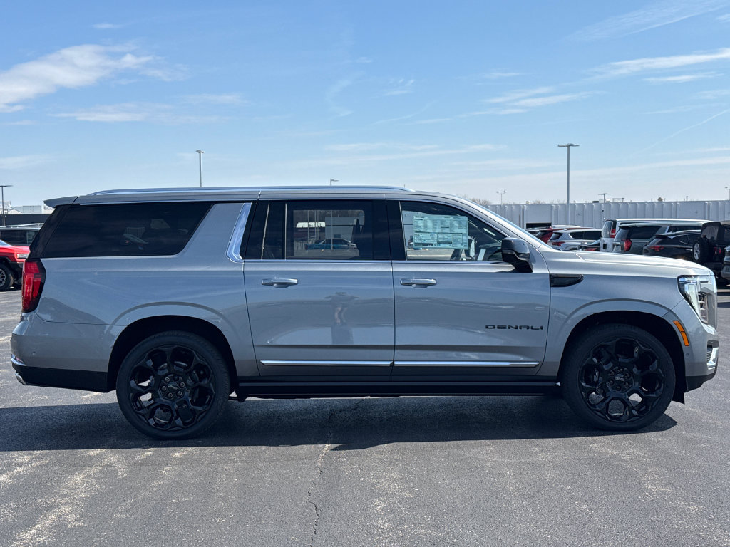 New 2026 GMC Yukon XL Denali w/ Denali Reserve Package AWD/4WD image 10