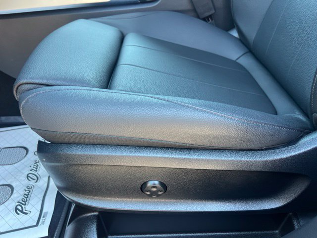 Used 2025 Mercedes-Benz GLB 250 4MATIC image 25