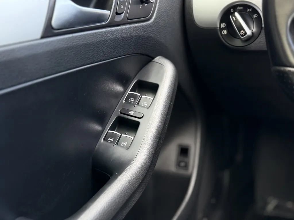 Used 2012 Volkswagen Jetta GLI Autobahn image 23