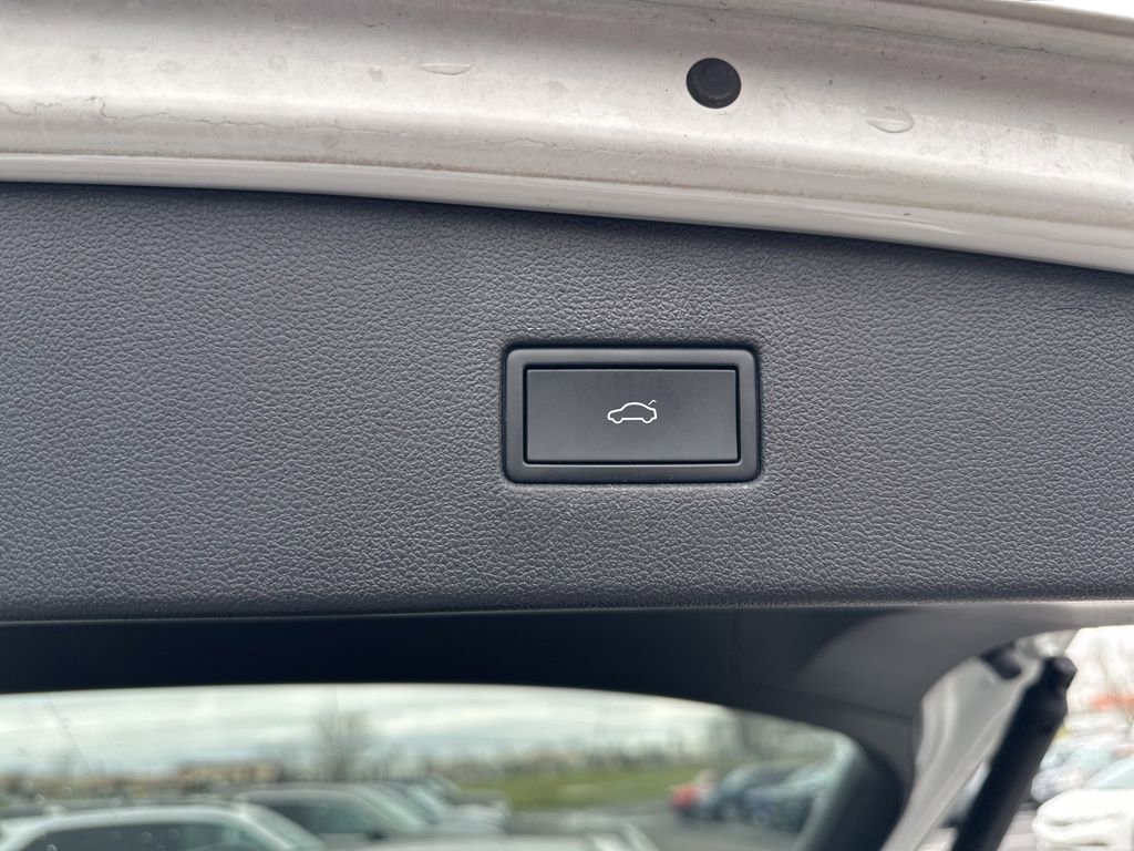 Used 2022 Volkswagen Tiguan SE R-Line image 13