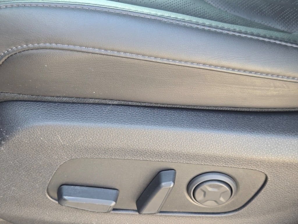 Used 2025 Kia Carnival EX FWD image 28