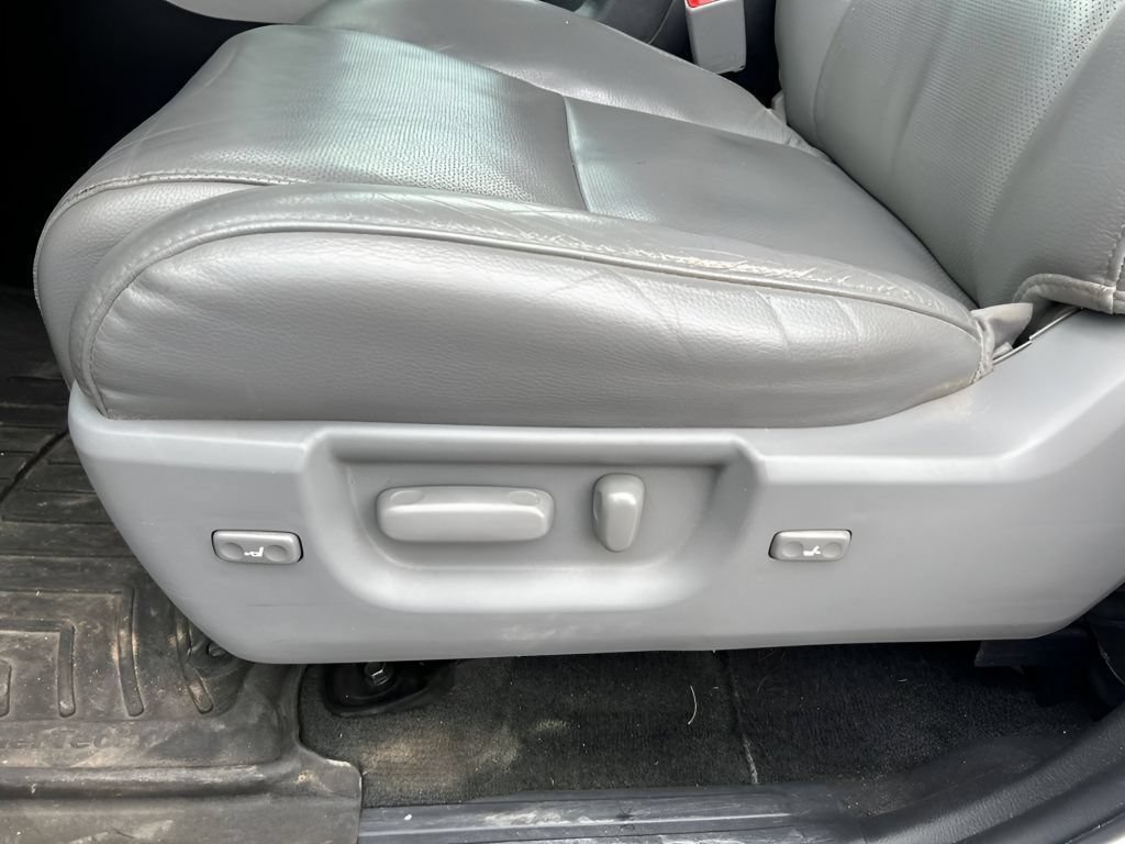 Used 2016 Toyota Sequoia Platinum AWD/4WD image 21