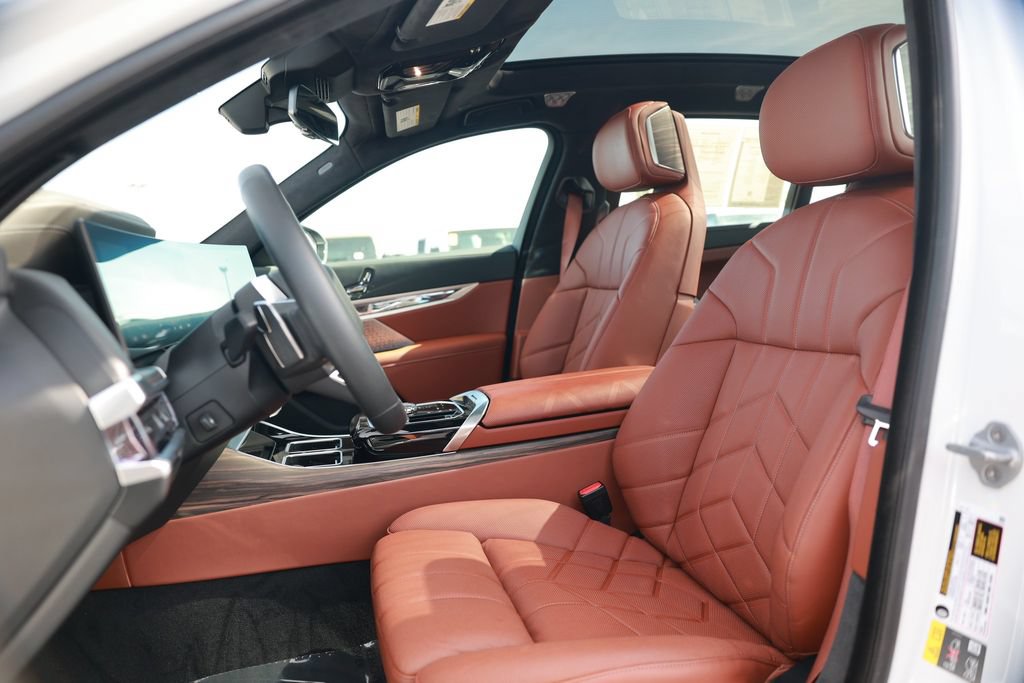 Used 2025 BMW i7 M70 w/ Executive Package AWD/4WD image 17