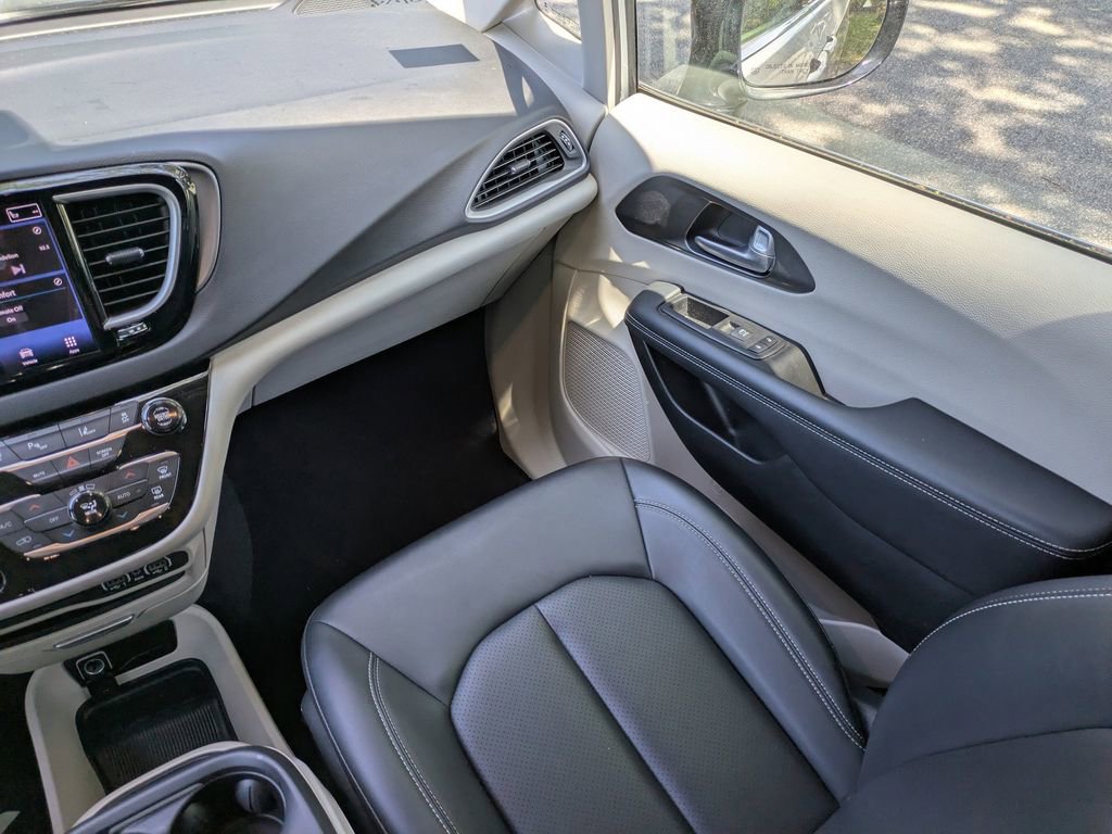 Used 2024 Chrysler Pacifica Touring-L FWD image 17