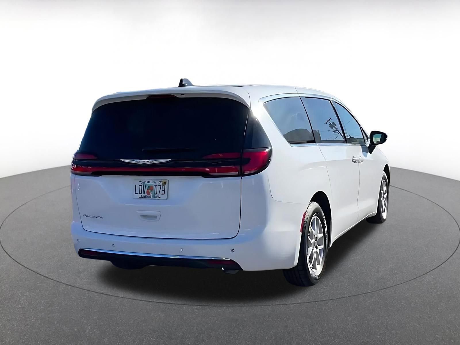 Used 2025 Chrysler Pacifica Select image 12