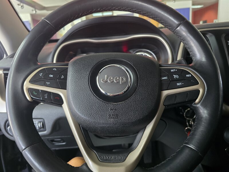 Used 2014 Jeep Cherokee Latitude AWD/4WD image 23