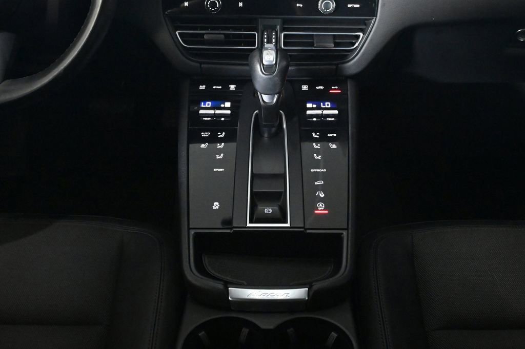 Certified 2022 Porsche Macan AWD/4WD image 16