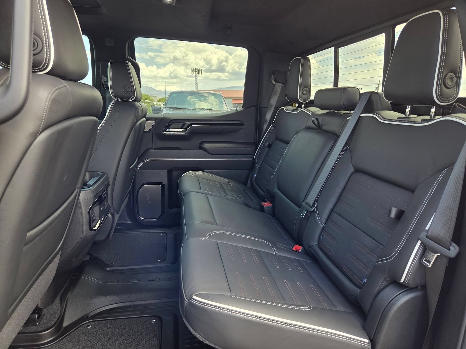 Used 2026 GMC Sierra 1500 AT4X w/ LPO, Black Badging Package AWD/4WD image 25