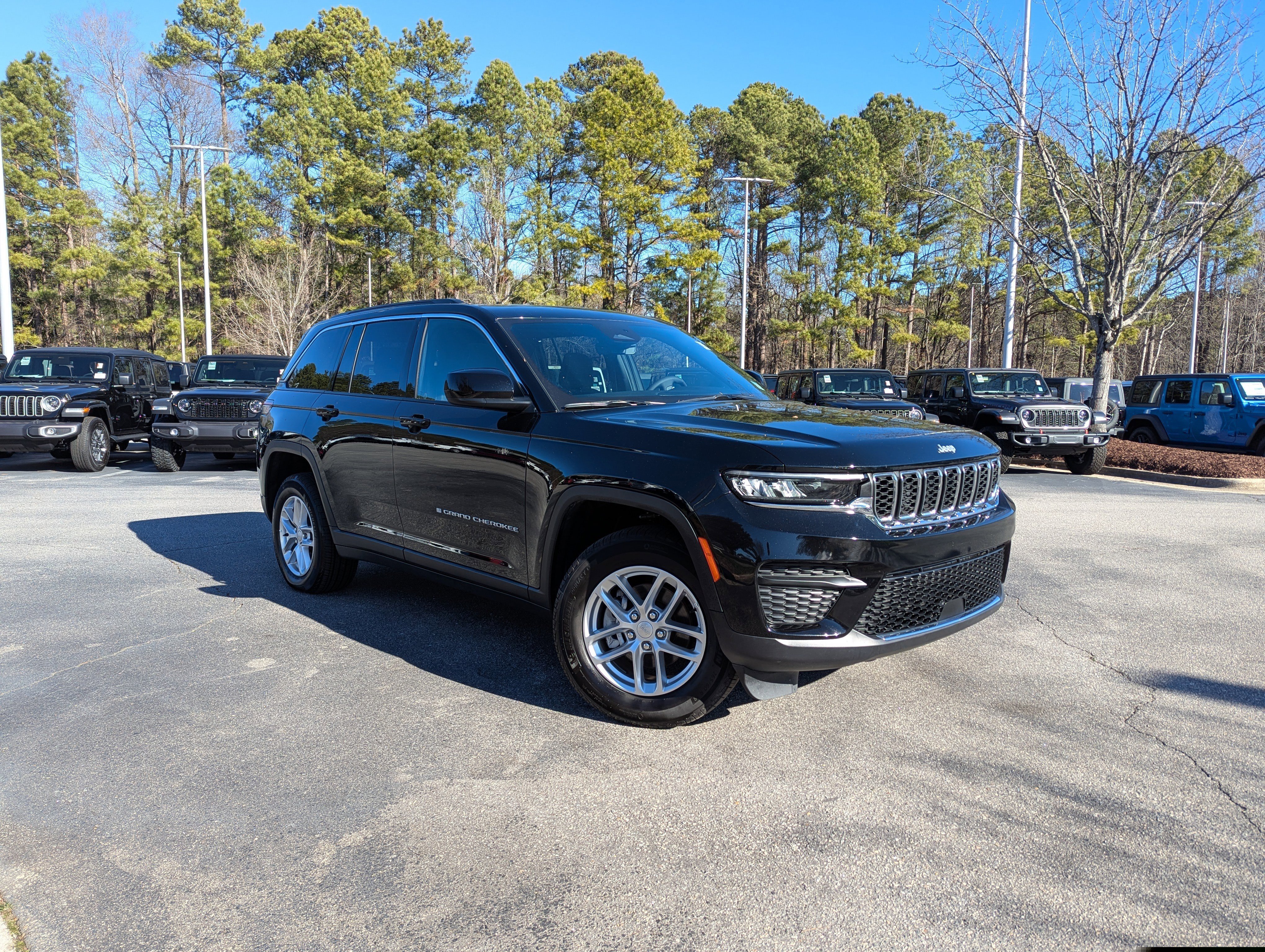 Used 2025 Jeep Grand Cherokee Laredo X w/ Luxury Tech Group I image 3