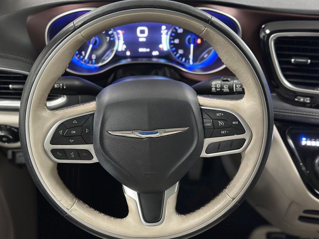 Used 2017 Chrysler Pacifica Limited image 4