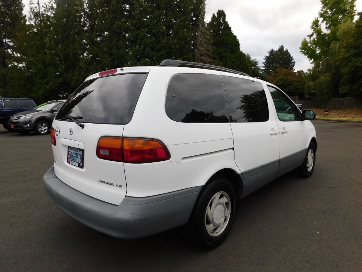 Used 2000 Toyota Sienna LE w/ LE Extra Value Pkg FWD image 2