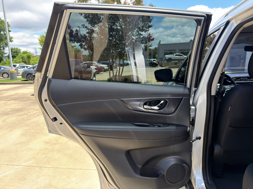 Used 2017 Nissan Rogue SV w/ SV Premium Package FWD image 12