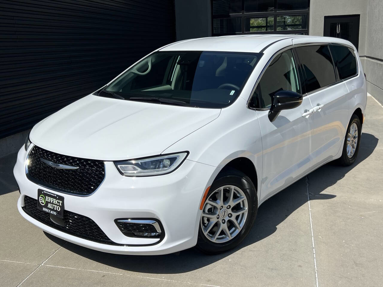 Used 2024 Chrysler Pacifica Touring-L FWD image 2