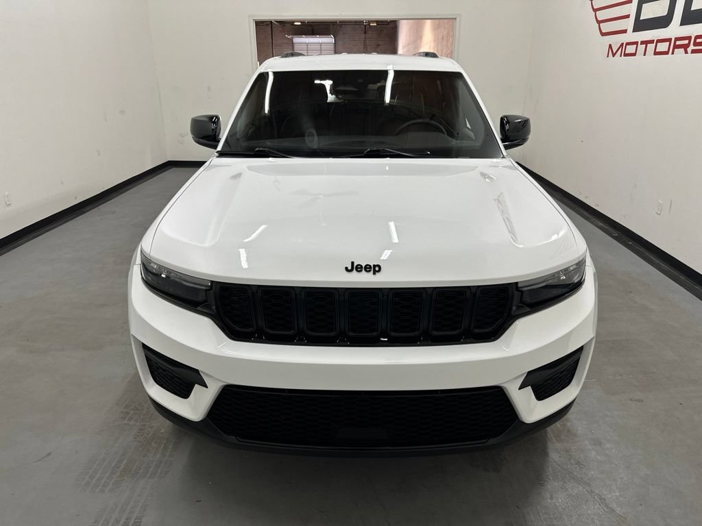 Used 2024 Jeep Grand Cherokee Altitude AWD/4WD image 3