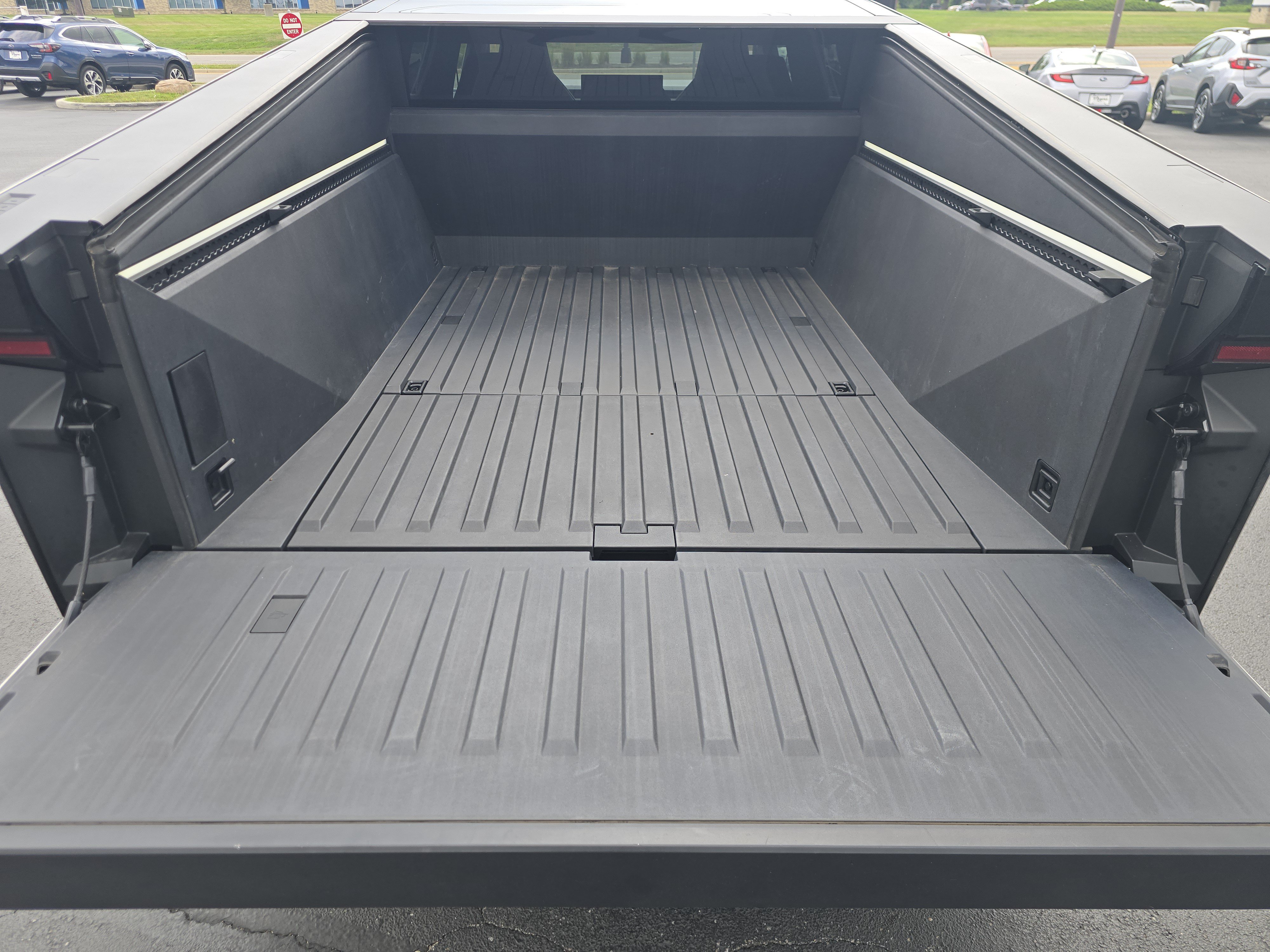 Used 2024 Tesla Cybertruck AWD Crew Cab image 17