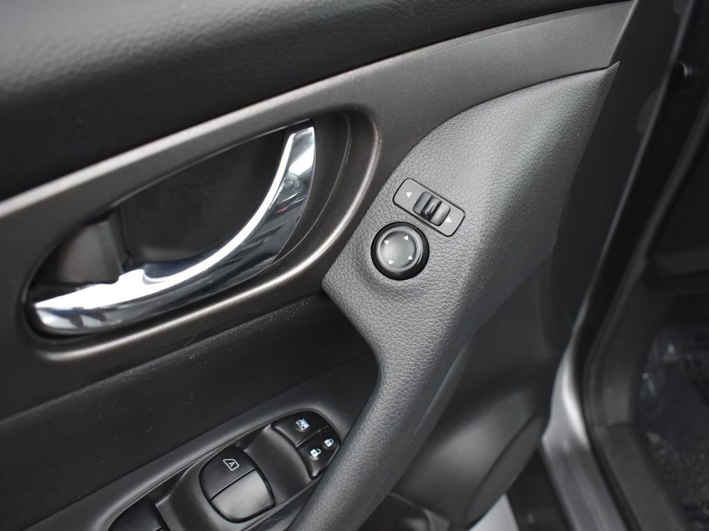 Used 2016 Nissan Rogue S image 10