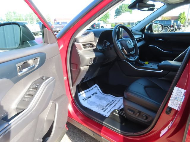 Used 2024 Toyota Highlander LE AWD/4WD image 17