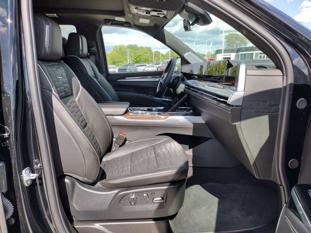 Used 2026 Cadillac Escalade Platinum Sport AWD/4WD image 17