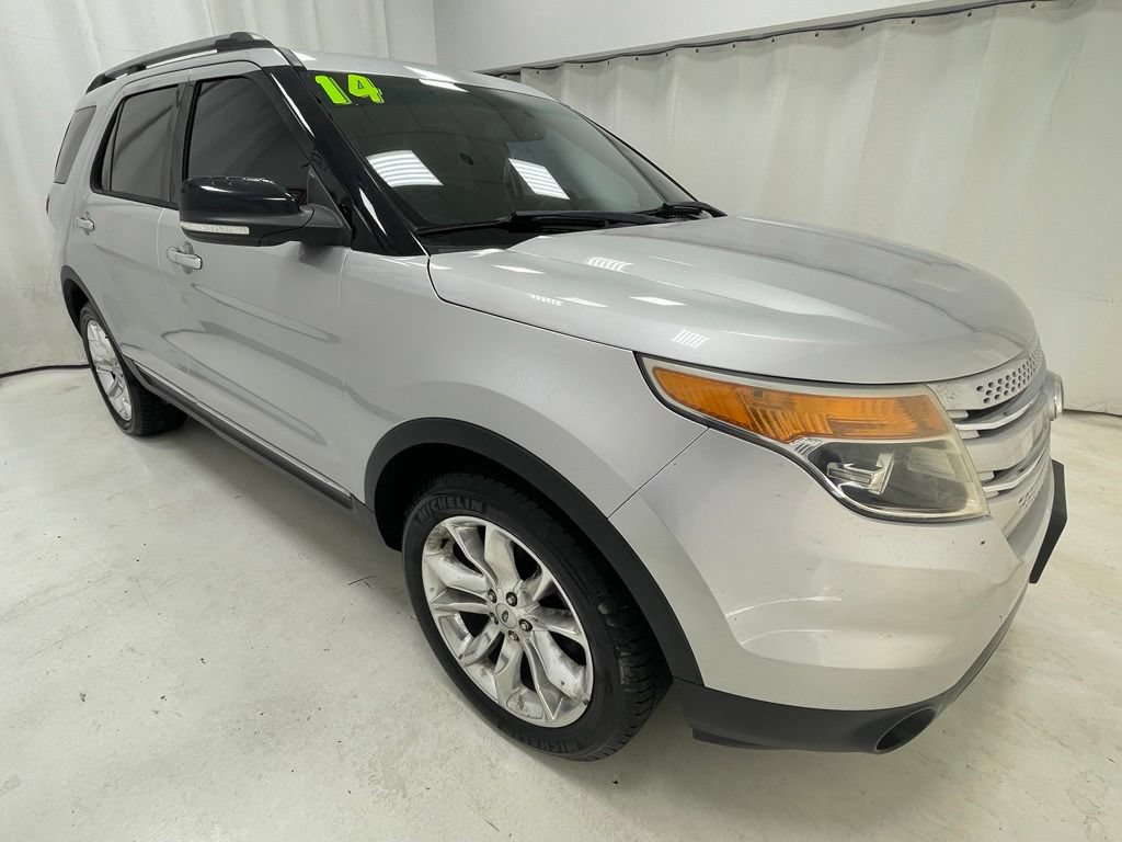 Used 2014 Ford Explorer XLT w/ Equipment Group 202A AWD/4WD image 3