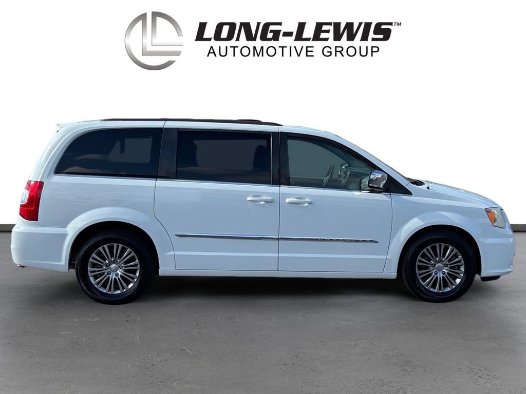 Used 2014 Chrysler Town & Country Touring-L FWD image 8