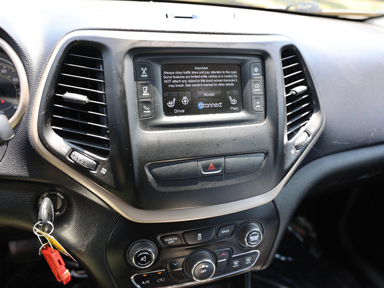 Used 2015 Jeep Cherokee Latitude w/ Cold Weather Group AWD/4WD image 25