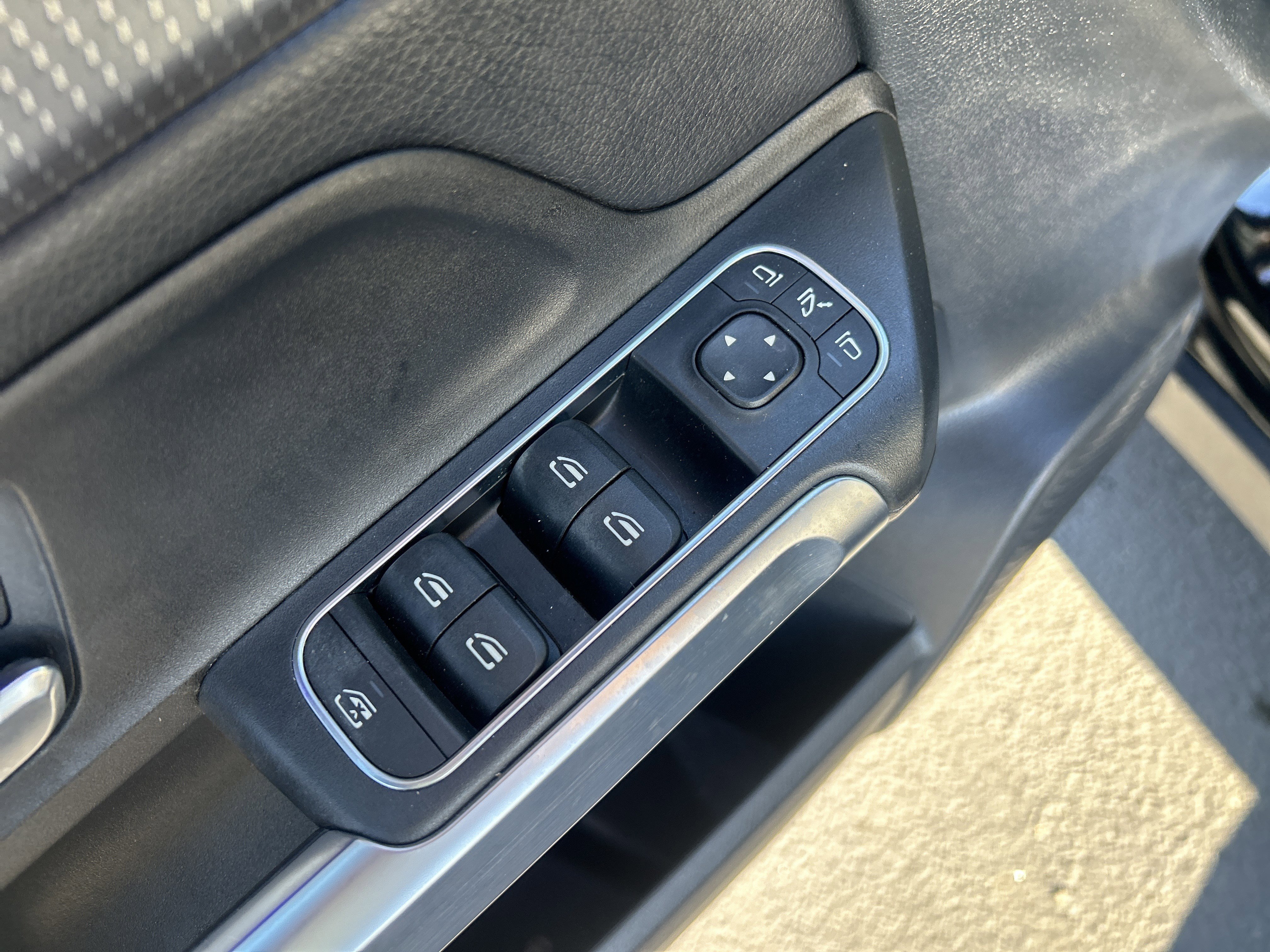 Used 2022 Mercedes-Benz GLB 250 w/ Premium Package Lite image 15