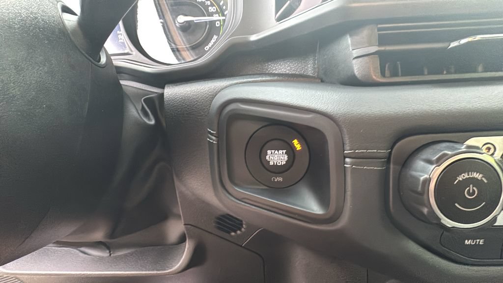 Used 2025 Jeep Wrangler Unlimited Sahara w/ Safety Group AWD/4WD image 16
