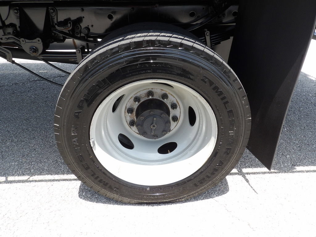 Used 2017 Ford F550 2WD Regular Cab Super Duty image 44