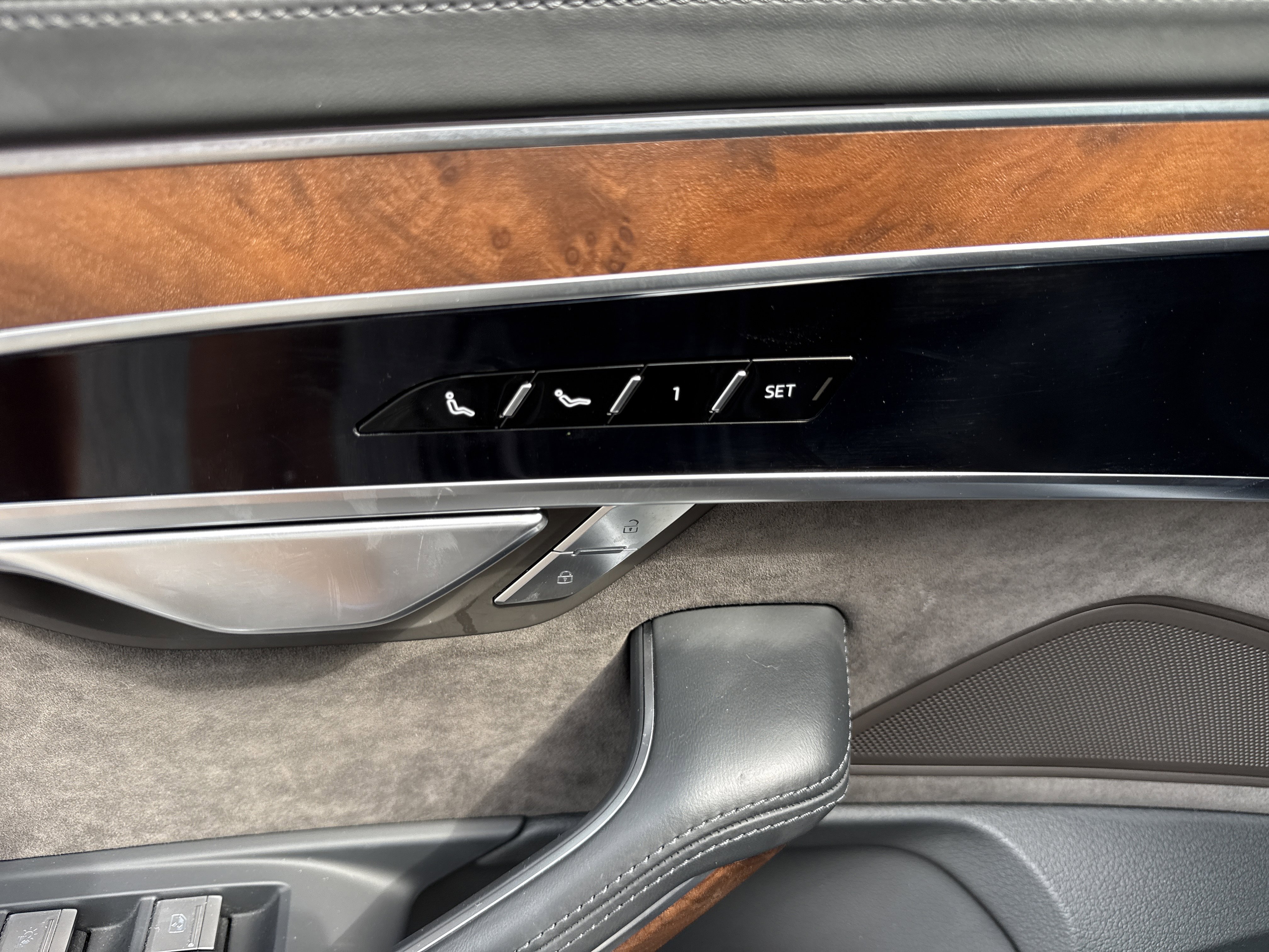 Used 2021 Audi A8 L 4.0T image 39