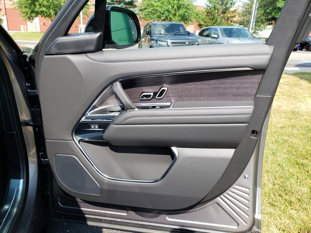 New 2025 Land Rover Range Rover SE image 18