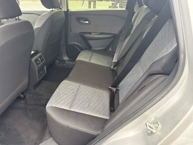Used 2023 Nissan Rogue SV AWD/4WD image 16