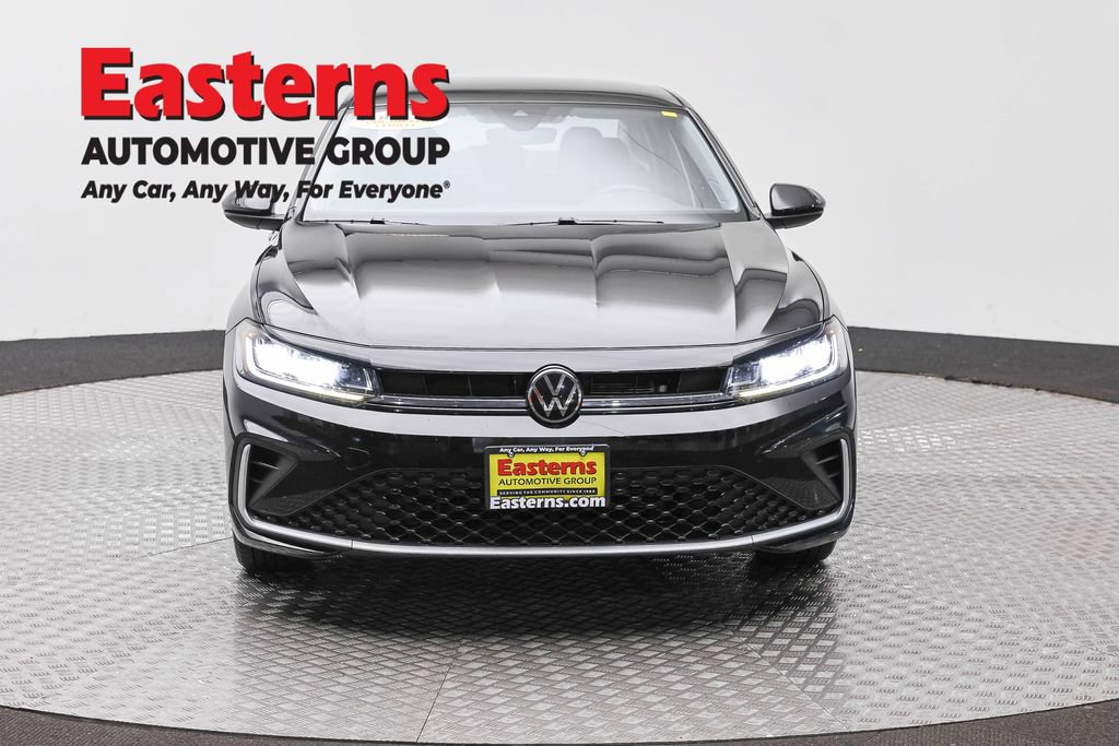 Used 2025 Volkswagen Jetta SE FWD image 2
