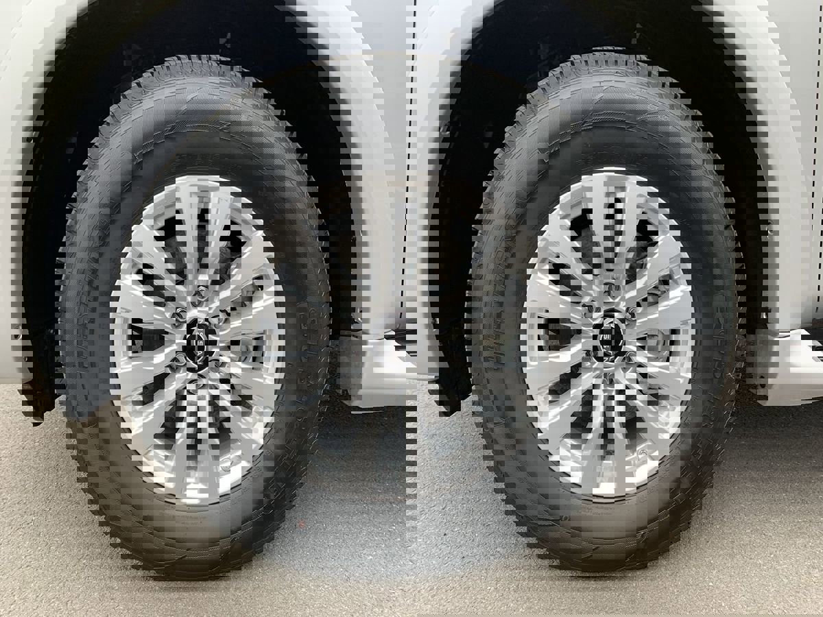 Used 2023 Nissan Armada SV image 11